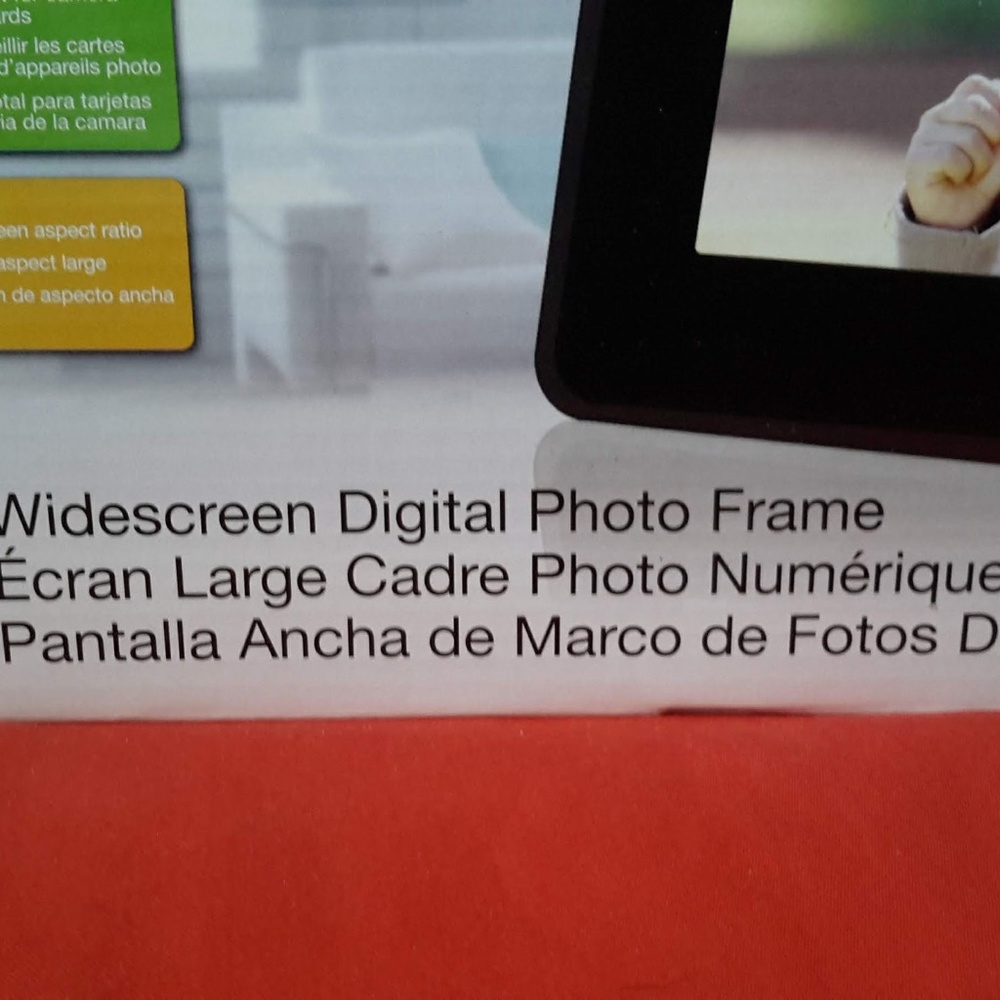 Coby Widescreen Digital Photo Frame Slideshow - Picture 4 of 6